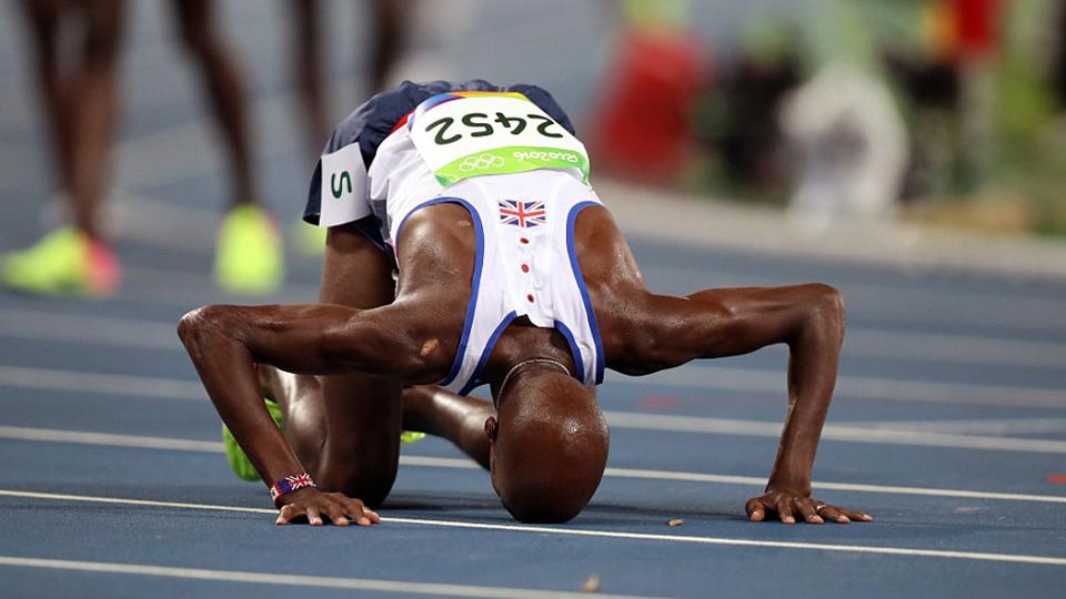 Aksi sujud syukur Mo Farah usai raih medali emas di Olimpiade Rio 2016. - INDOSPORT